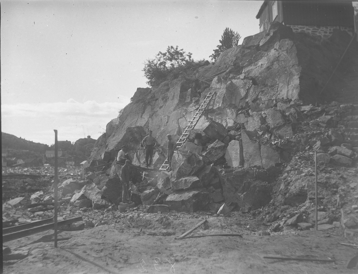 Fra jernbaneanlegget - under Andølingen, Øya i bakgrunn. Kragerø Juli ...