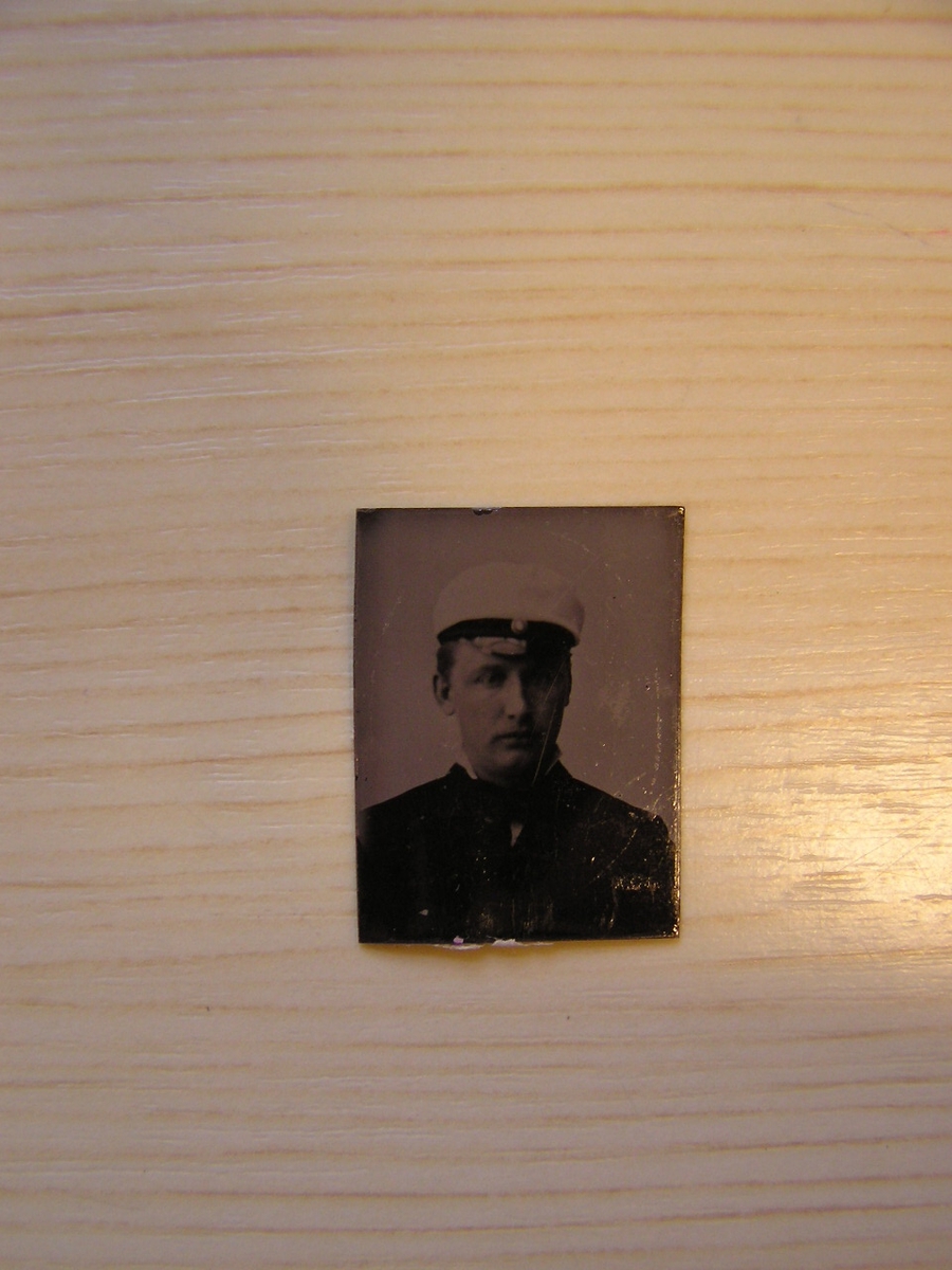 Mann med bart og lue.