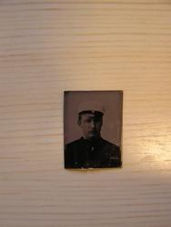 Mann med bart og lue.