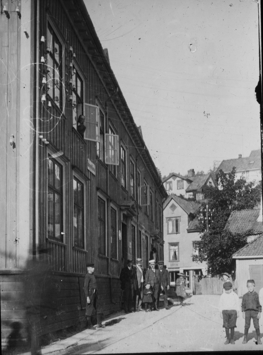 Biørnegarden. telegrafen i 2.etg. Kragerø. Chr.E.Berg i vinduet