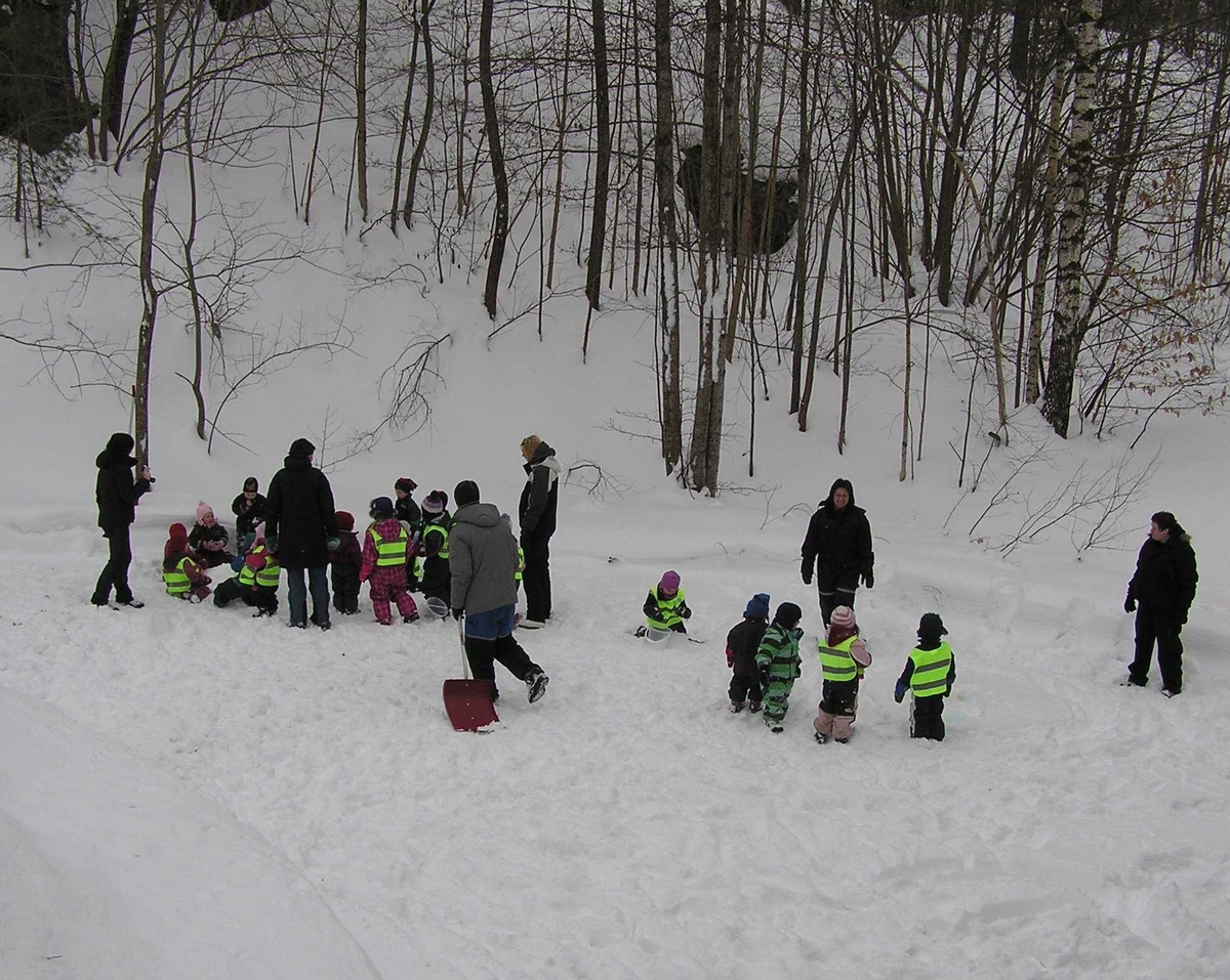 Barnasdag på Berg, vinterferien 25.02.2010.
Barn får høre om Munch, lage kunst i snøen og spise polser.