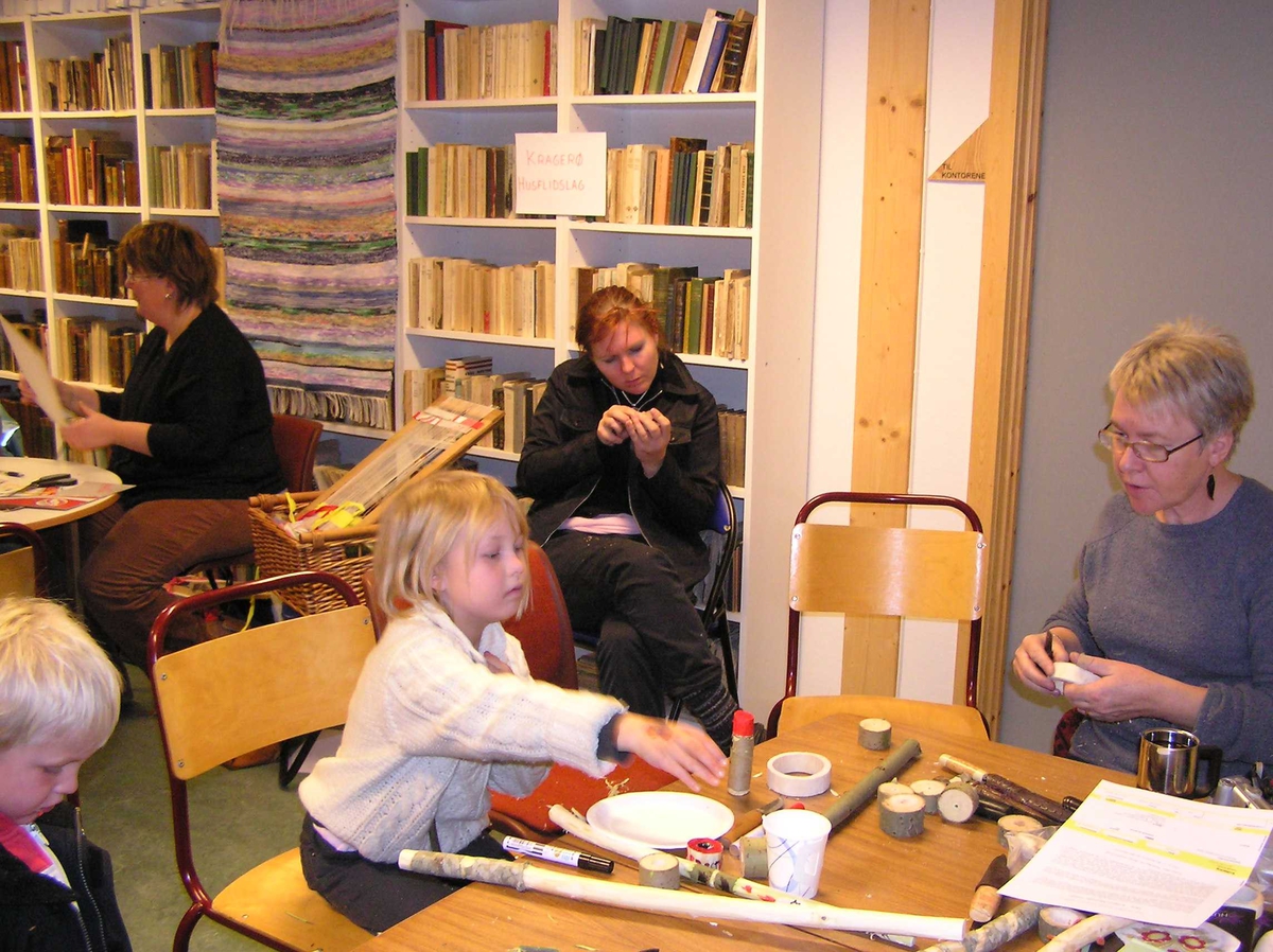 Hobbydag 21.10.2007 på Berg-Kragerø Museum.
Mange viser fram sin hobby. Kragerø Husflidslag sydde og spikket med barna. Markussen demonstrerte silkemaling og to barn fikk prøve å silkemale.