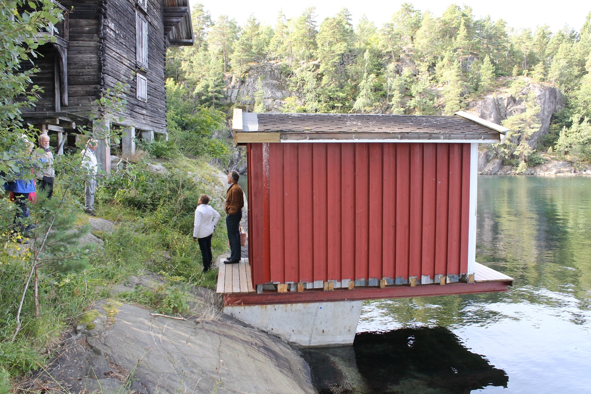 Badehuset fra Darefjeld, Skåtøy flyttet  til Berg-Kragerø Museum. 08.09.2012. Den har en senkbar kum.