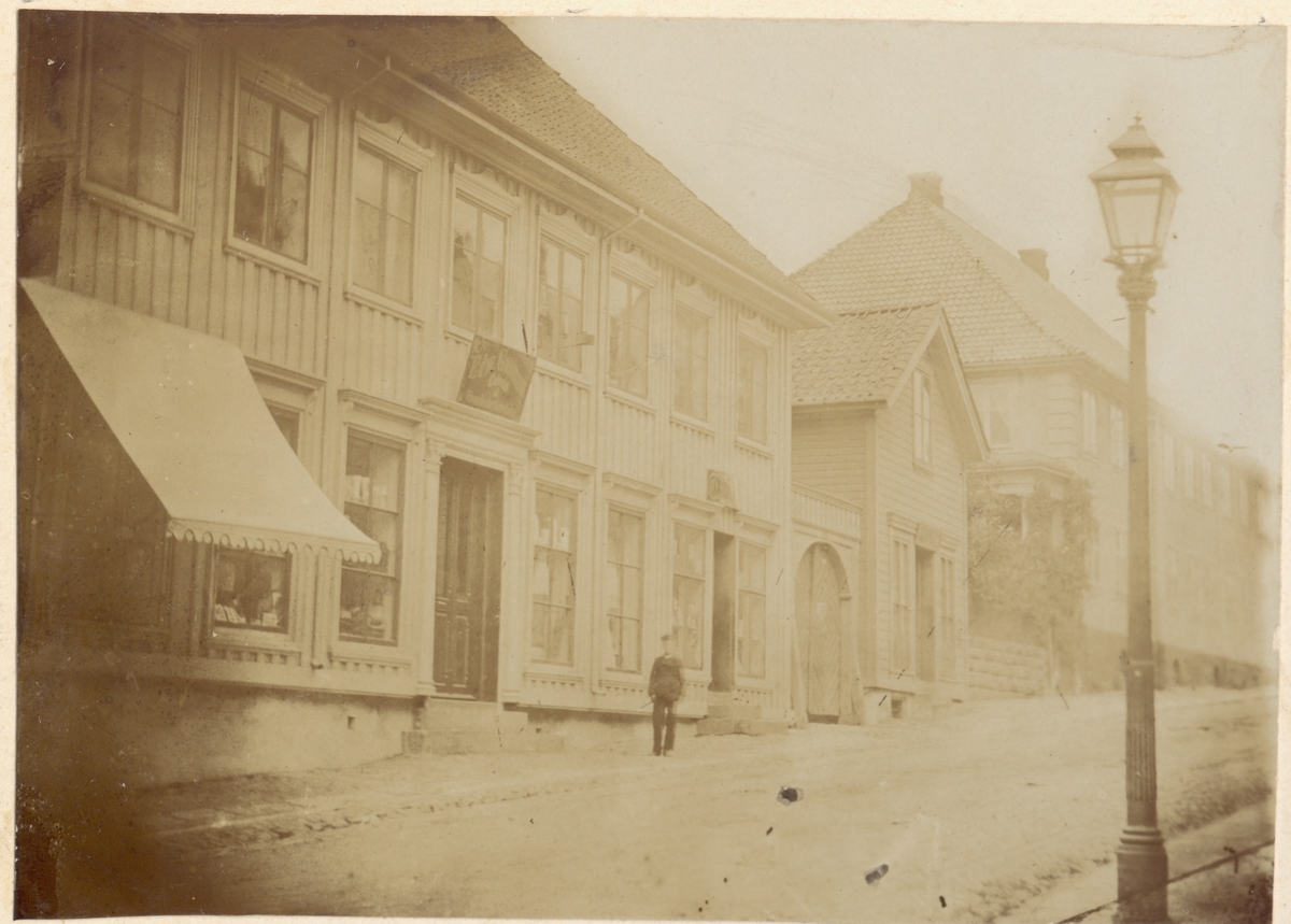 Serie bilder fra gamle Skien tatt før 1886.