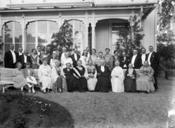 Bryllupsbilde tatt utendørs. Lilleklosteret i Gråtenveien?