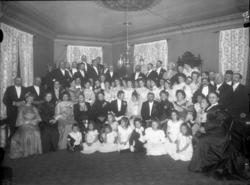 Et brudepar fotografert sammen med familie og venner. Mulige