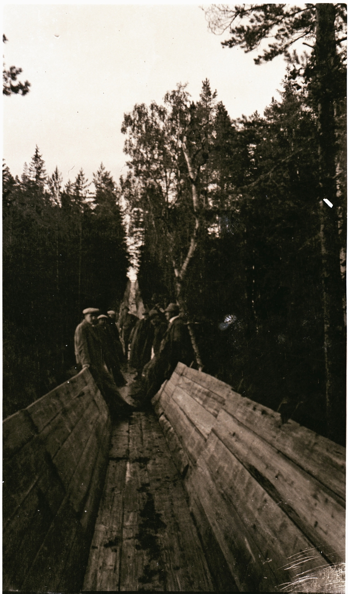 Follsjørenna, Bolkesjø. Menn oppe i tømmerrennen