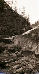 Menn besiktiger tørt elveleie