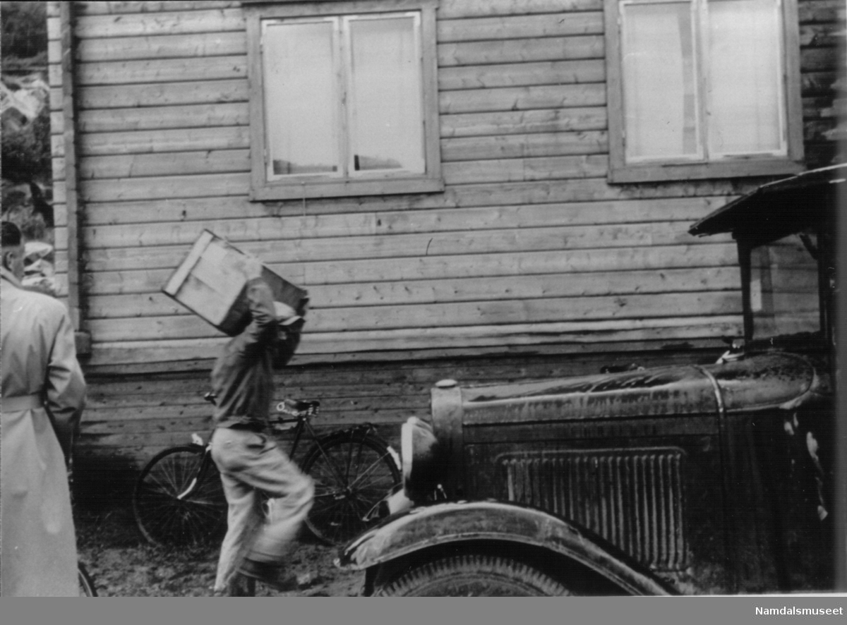 Frelsesarmeens brakke i Namsos. Radioinnsamlingen i 1941. En mann kommer med en radiokasse på skuldra.
