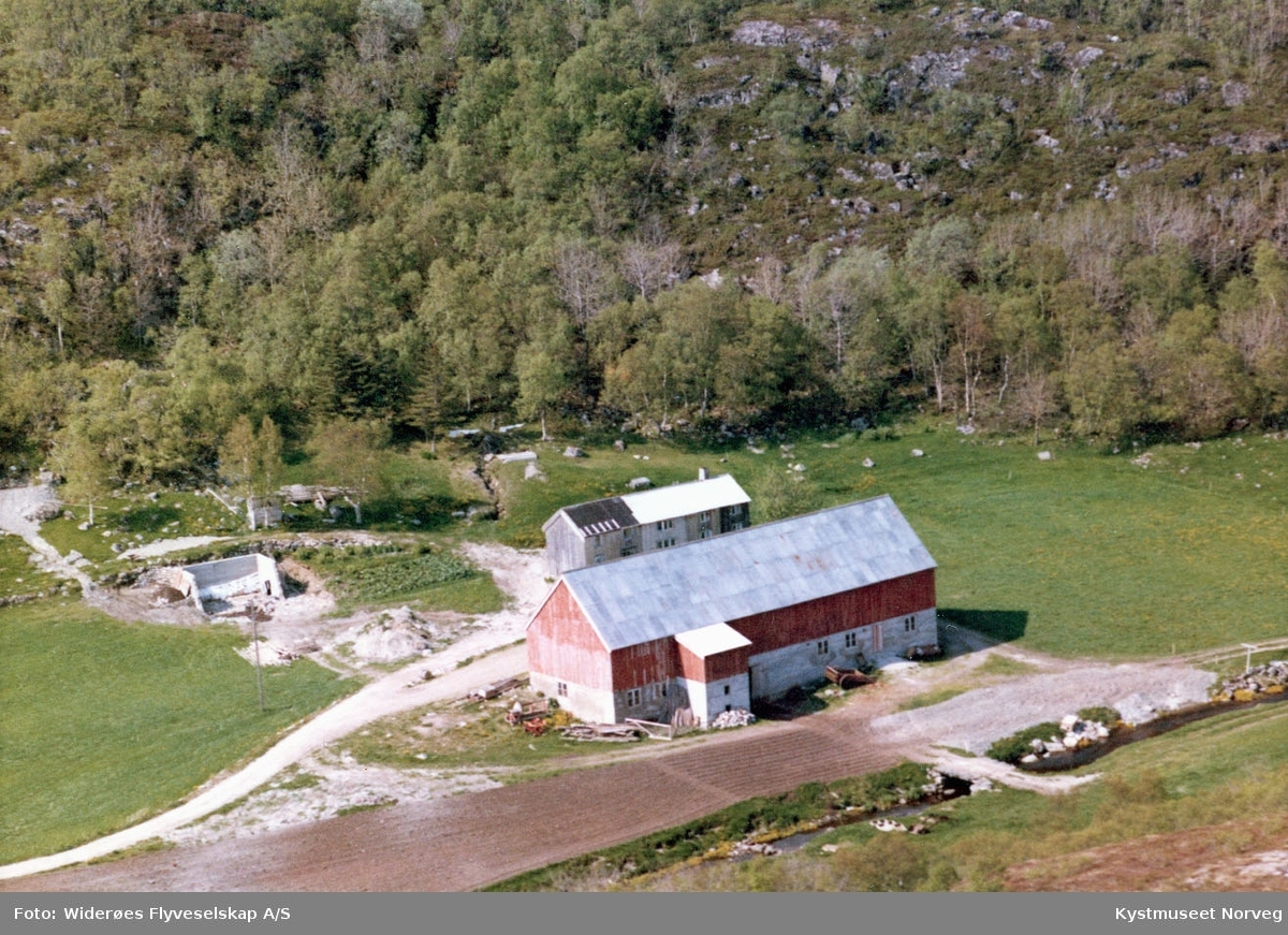 Flyfoto over en gård på Evenstad i Vikna kommune