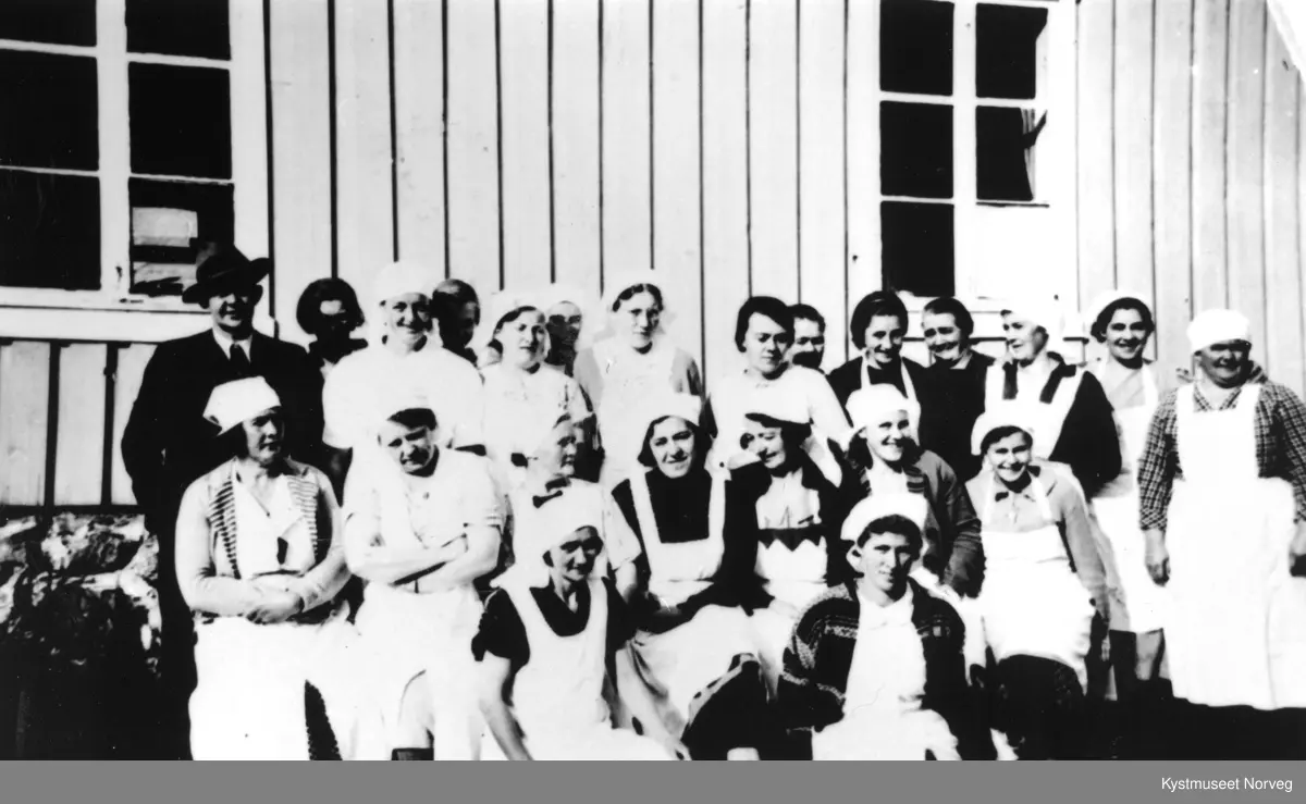 Foran fra venstre: ukjent, Gudrun Fornes. 2. rekke: Laura Bondø, Sussi Inderberg, Petrine Prestvik, Asrun Haugvik  Ramstad, Konstanse Myklebust Jacobsen?, Dagmar Johnsen, Marianne Bøndø Gåsvær, ellers ukjente, husstellkurs på Garstad