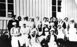 Foran fra venstre: ukjent, Gudrun Fornes. 2. rekke: Laura Bo