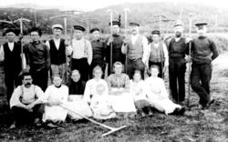 "Rørvik-engan", rakedugnad. Foran fra venstre: Albert Engsta