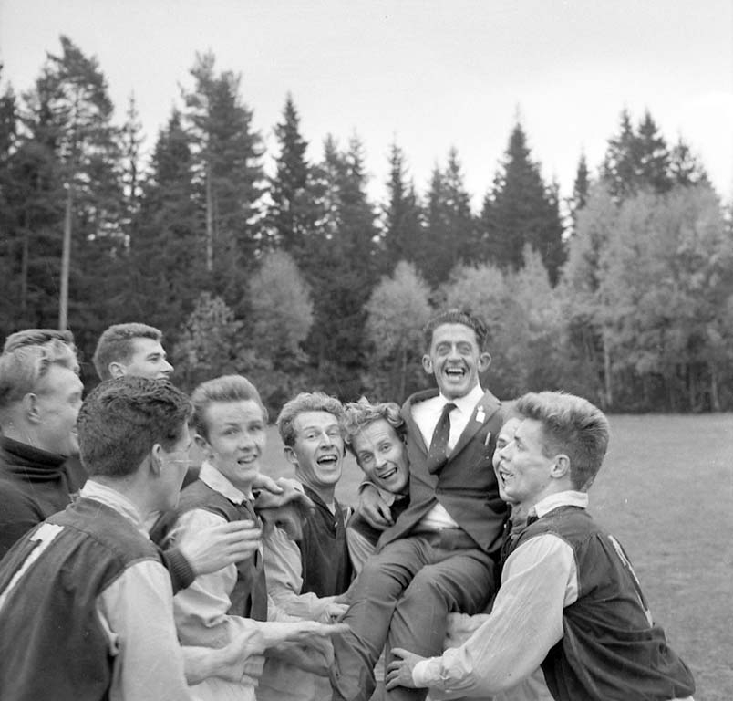 Fotbollslaget Grundsund hissar sin lagledare Arthur Johansson efter segern i divition IV, 1960