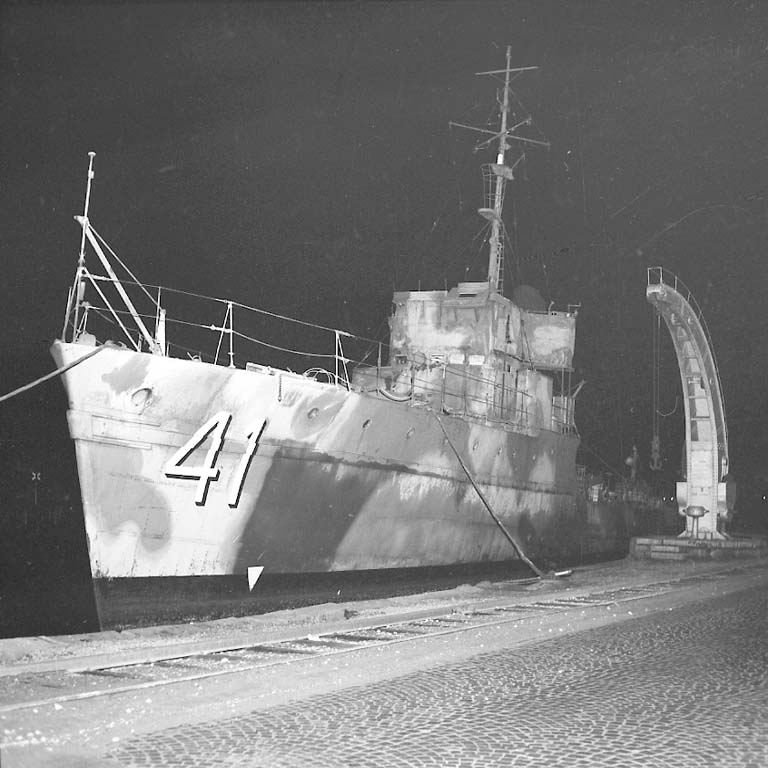Minsveparen HMS Jägaren vid kaj 1961