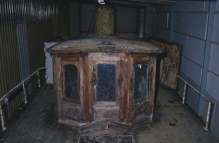 Fartyg: FREJA                         Bredd över allt 4,02 meterLängd över allt 20,15 meterRederi: Ångbåtsföreningen FrejaByggår: 1869Varv: Motala VerkstadÖvrigt: Fototillfälle: 2005-06-04. Byggdes som Kalmarsund No3. Blev 1887 Freja och trafikerade Frykensjöarna tills den förliste 1896. Bärgades 1994 och byggdes upp vari 99% av all plåt byttes ut. Eldhärjades men återuppbyggdes. Pga namnrestríktioner fick fartyget namnet Freja af Fryken, vilket namn enligt lag står målat i aktern. SMM har gjort en större dokumentation av fotografen Jean-Åke Almquist 1996.(Kallas formellt för Freja af Fryken men vi väljer att namnge den som Freja.)