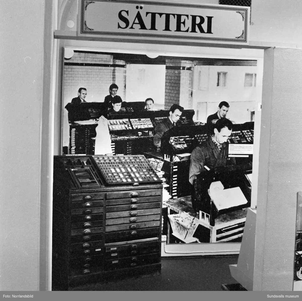 Invigning av utställningen "Tryckort Sundsvall" - en utställning om tryckerihistoria i Sundsvall arrangerad av Sundsvalls museum och Sundsvalls grafiska klubb, 7/5-28/8 1983. Det tryckta ordet 500 år. De tre sista bilderna visar en skärmutställning på postkontoret.