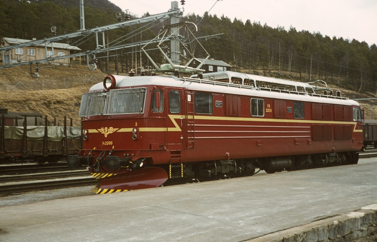 Nylevert elektrisk lokomotiv El 14.2200 på Dombås stasjon. Dette var det sist leverte lokomotiv av denne typen.