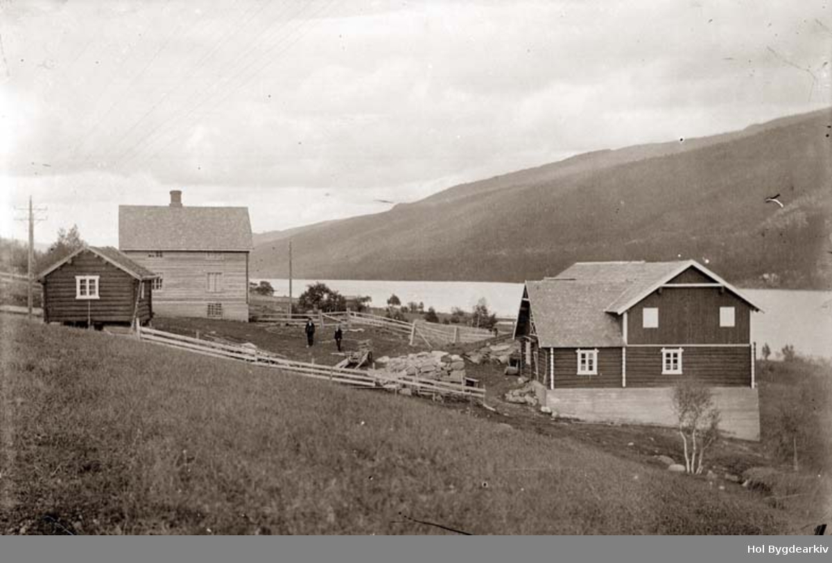 Gardsbruket Solvik gnr. 128, bnr. 10, fradelt Breiehagen ca. 1915. Solgt tilbake til Breiehagen i 1962: Strandafjorden, låvebru.