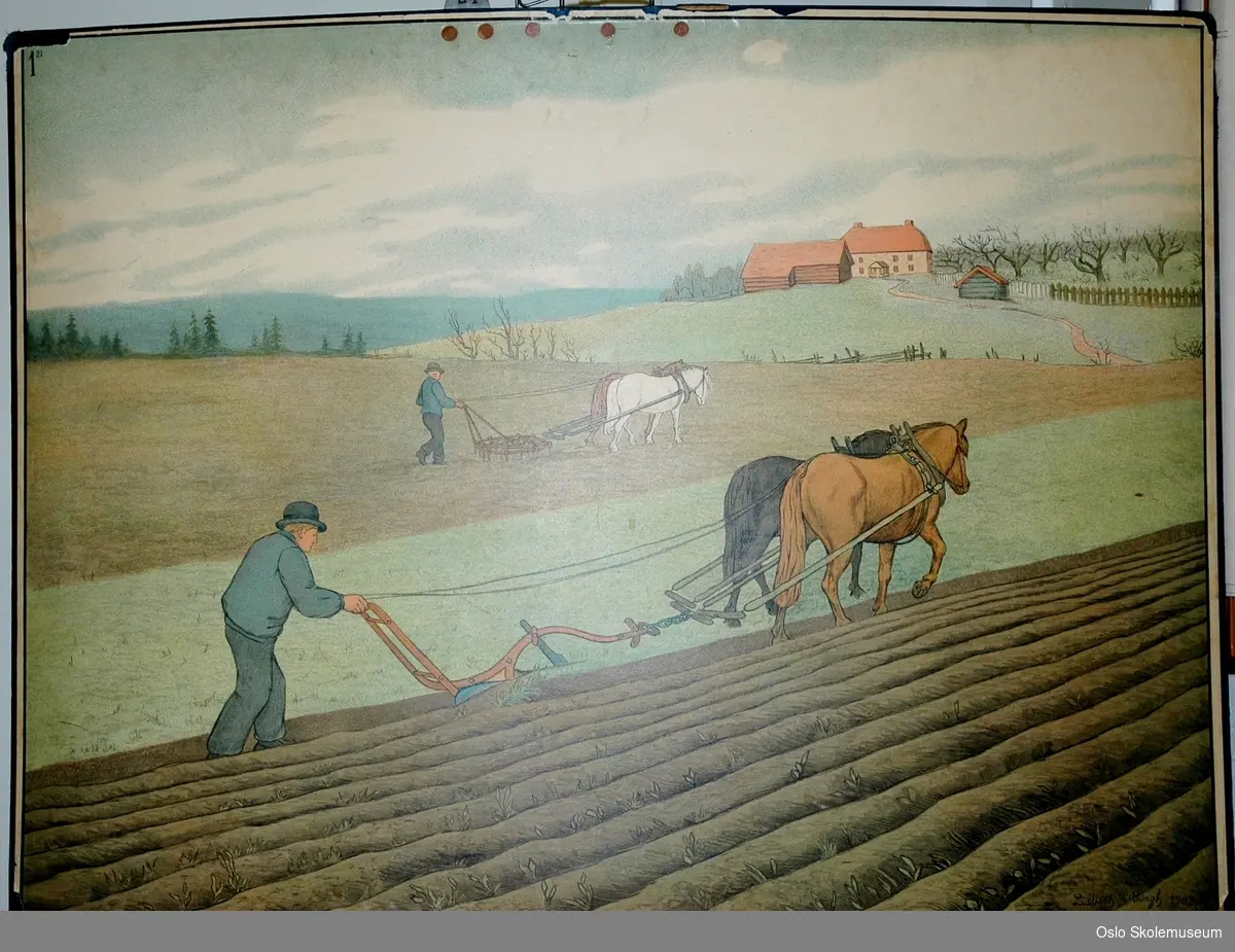 To menn med hest og plog som arbeider på et jorde. I bakgrunnen er det en gård.