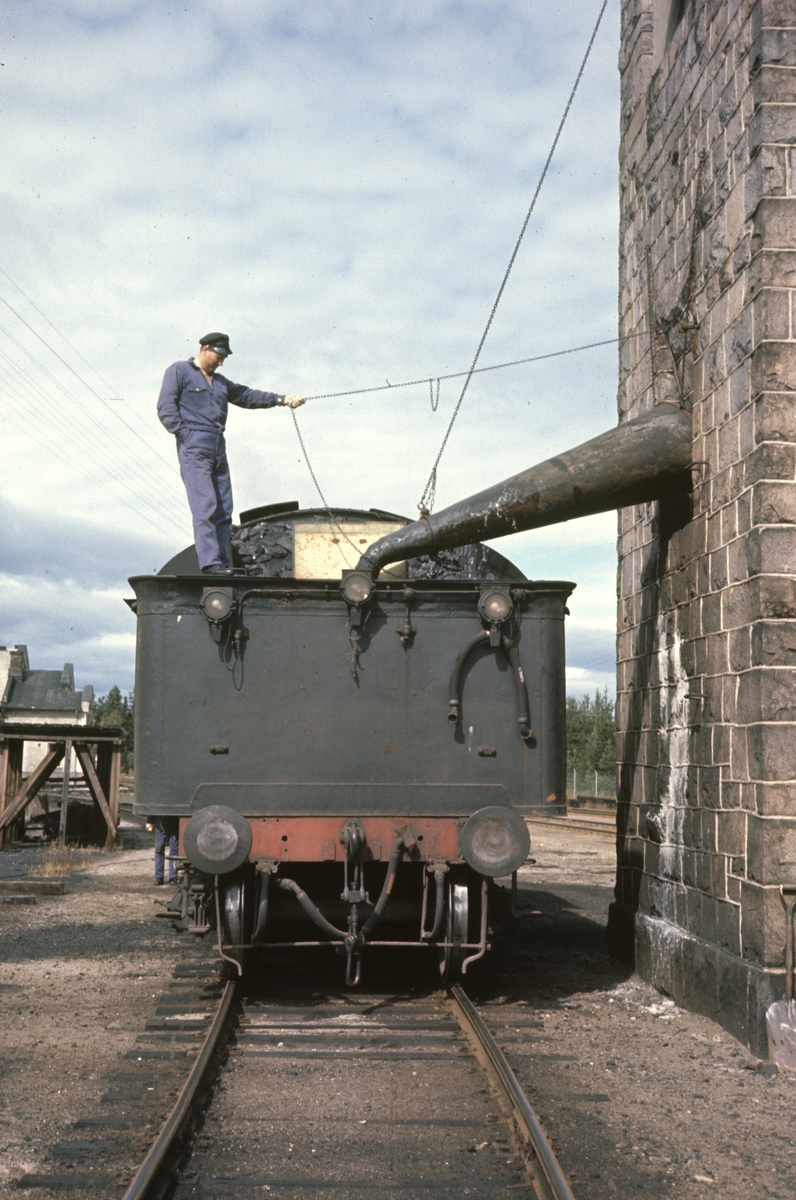 Damplokomotiv type 26c nr. 434 ved vanntårnet på Elverum stasjon.