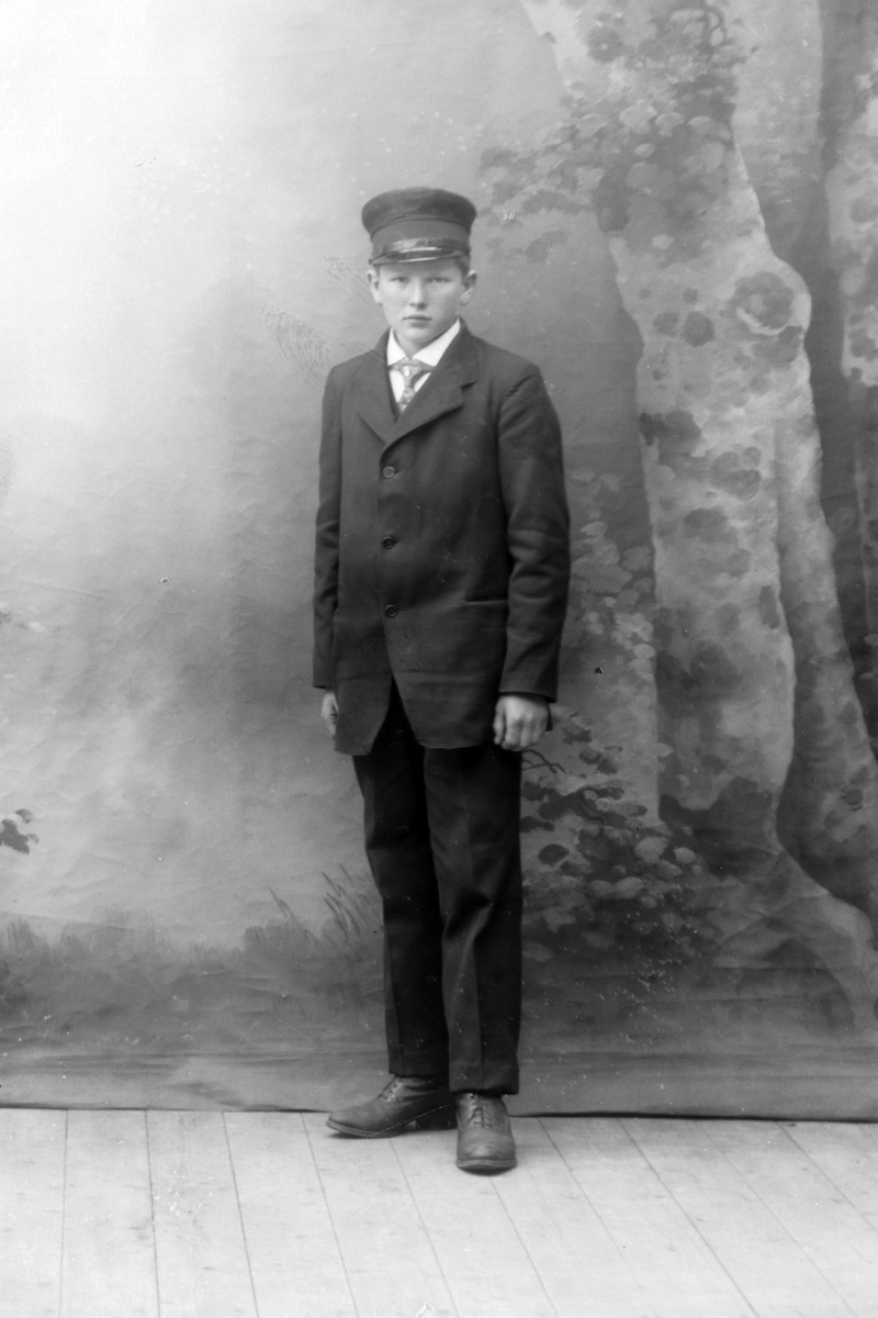 Studioportrett av en ung mann i uniform.