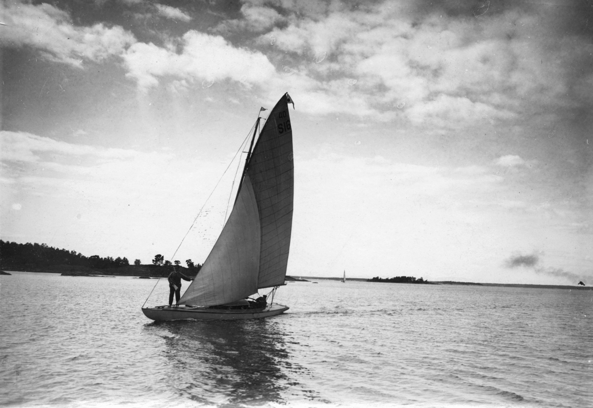 "Boja II leder med långt försprång vid Bullerö. Dist.segl. Saltsjöbaden-Sandhamn. Juni 12 1920." "b. 1918 i Gröndal K.E. Sjögren"