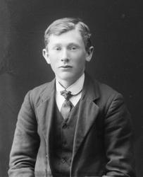 Studioportrett i halvfigur av Johan Eliassen.