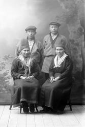 Studioportrett av to menn og to kvinner i lulesamiske drakte