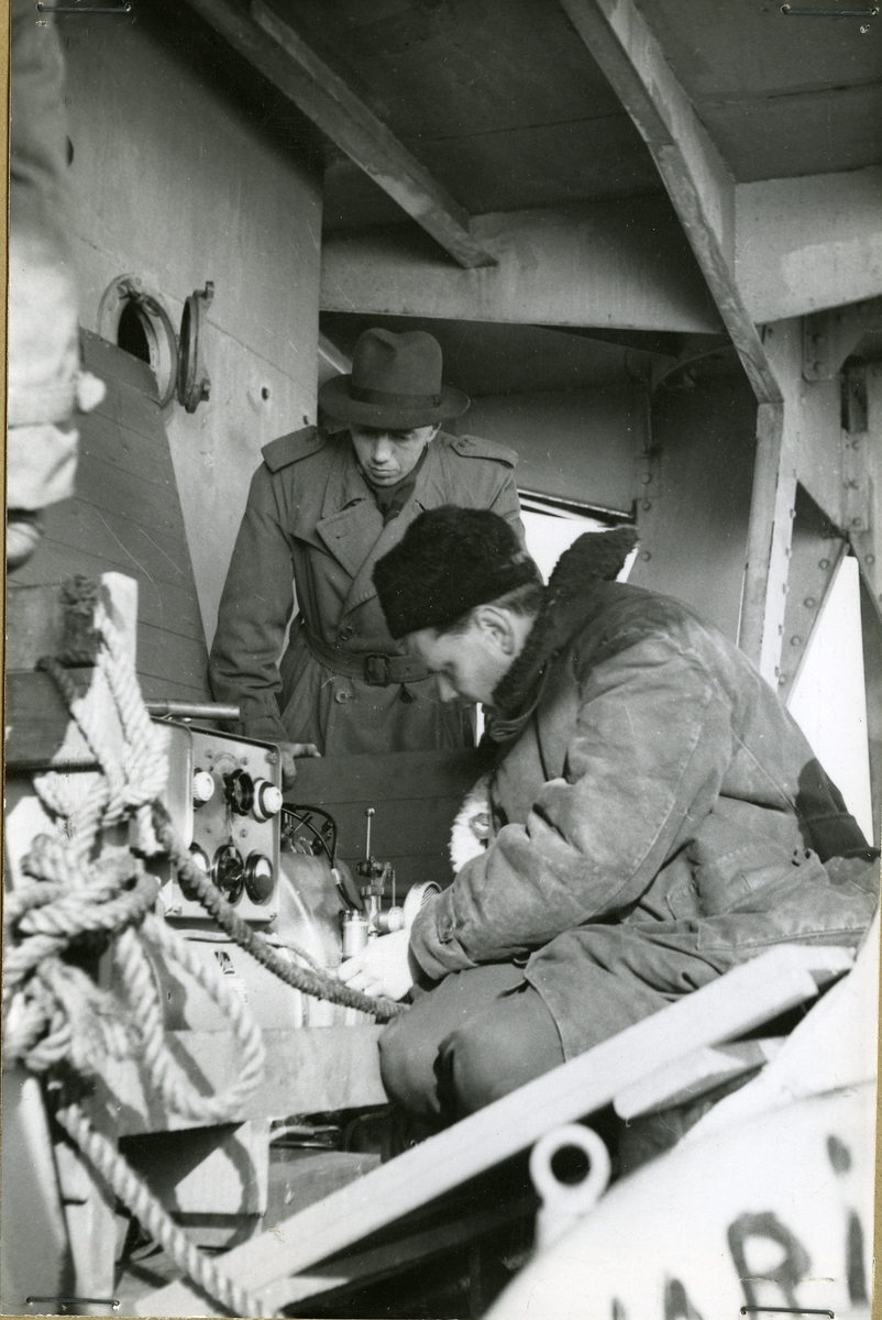 U-båtsolyckan.
Malmletningsexperten ingenjör Molander i arbete med sin apparat, 22 april -43.