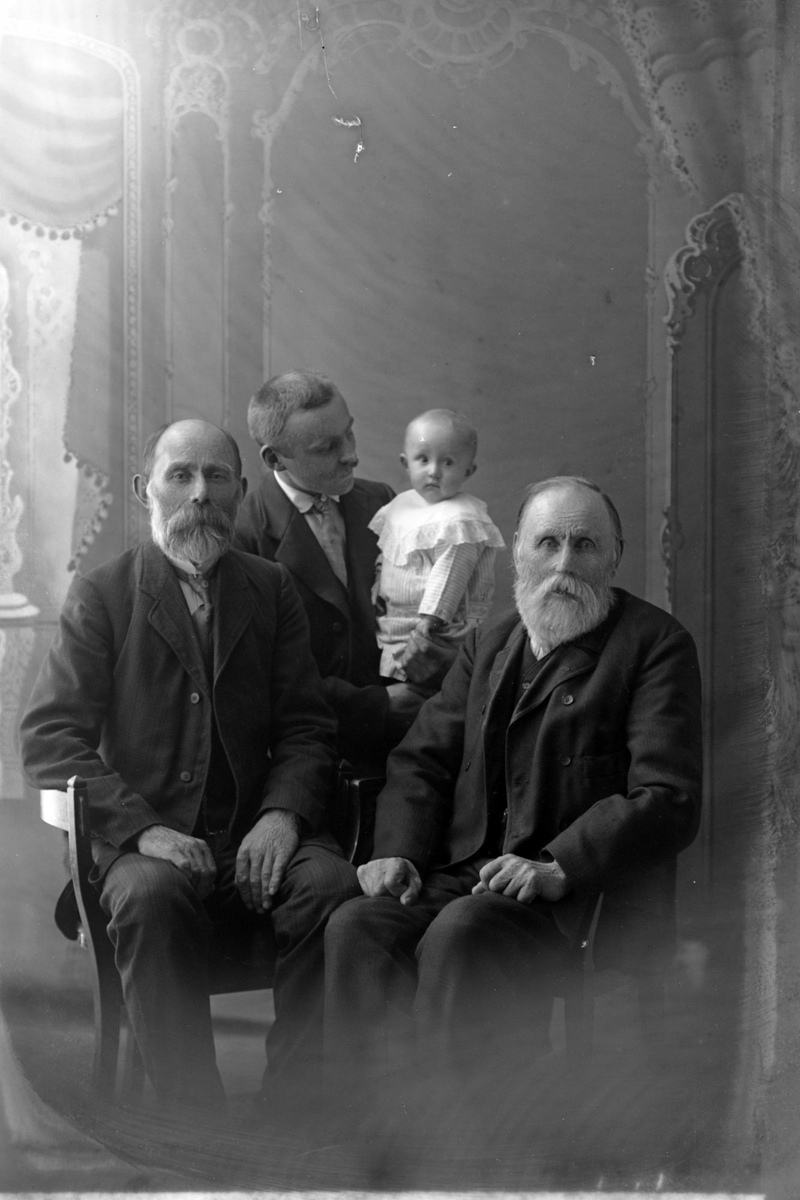 Studioportrett av tre menn med et lite barn.