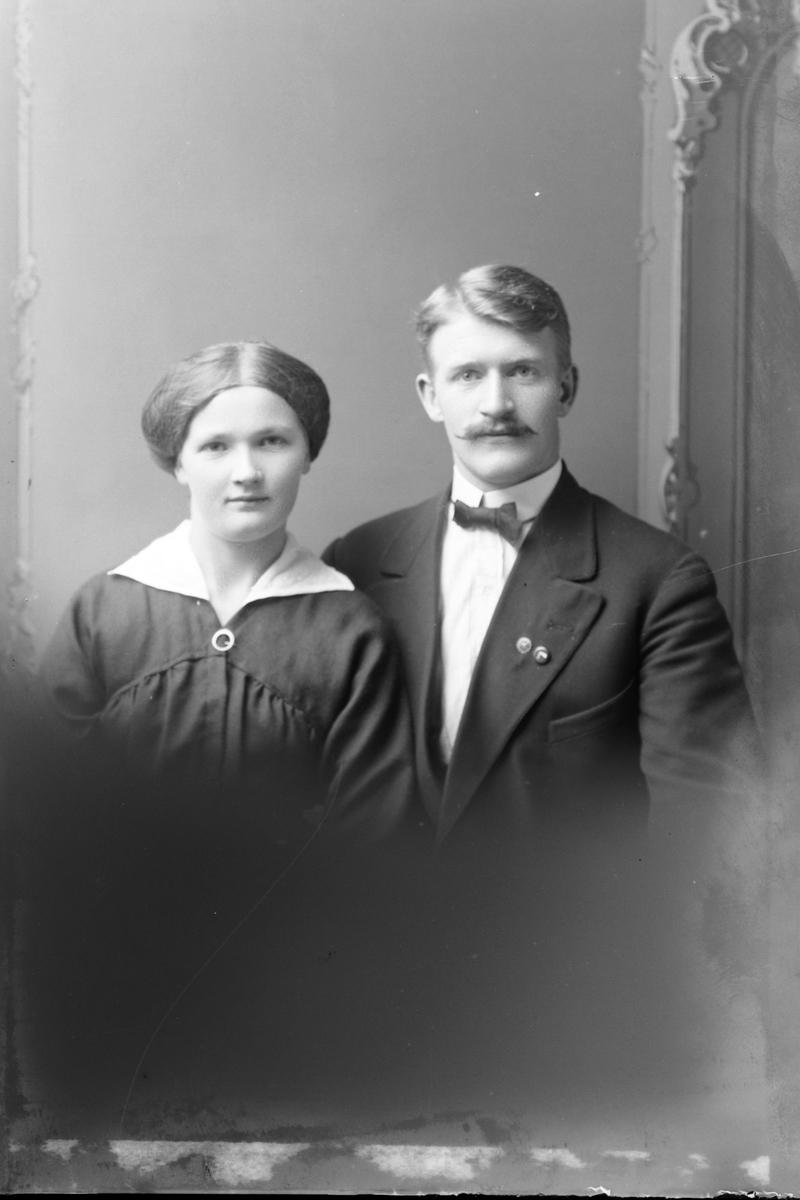 Studioportrett i halvfigur av en mann og kvinne.