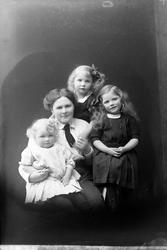 Studioportrett av Gerda Ursin-Holm med tre barn.