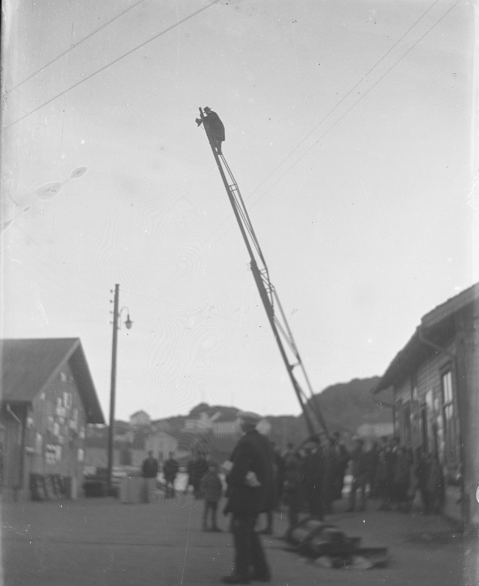 Mann på stige - kontroll av telefonledning ved Kragerø kullager, Tallakshavn ca 1910. Kragerø