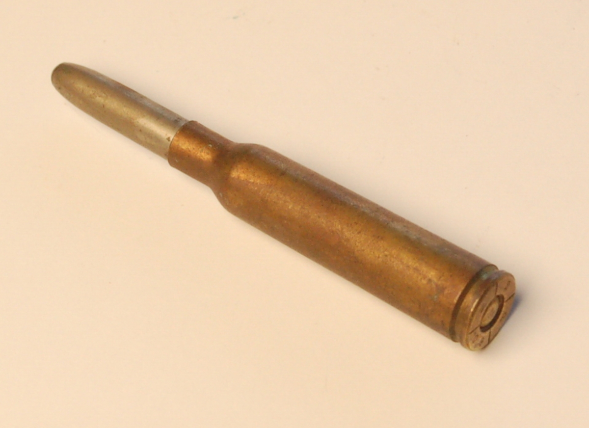 Fulladet flaskeformet geværpatrone i 6,5 mm. med blyspiss.