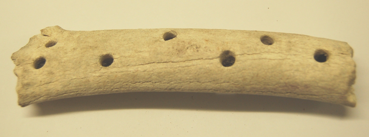 Skinnedel av kvalbein til bruk under meier på sleder. Gjenstanden har hull for festing til tremeien, anten med beinnagler eller reimer. 