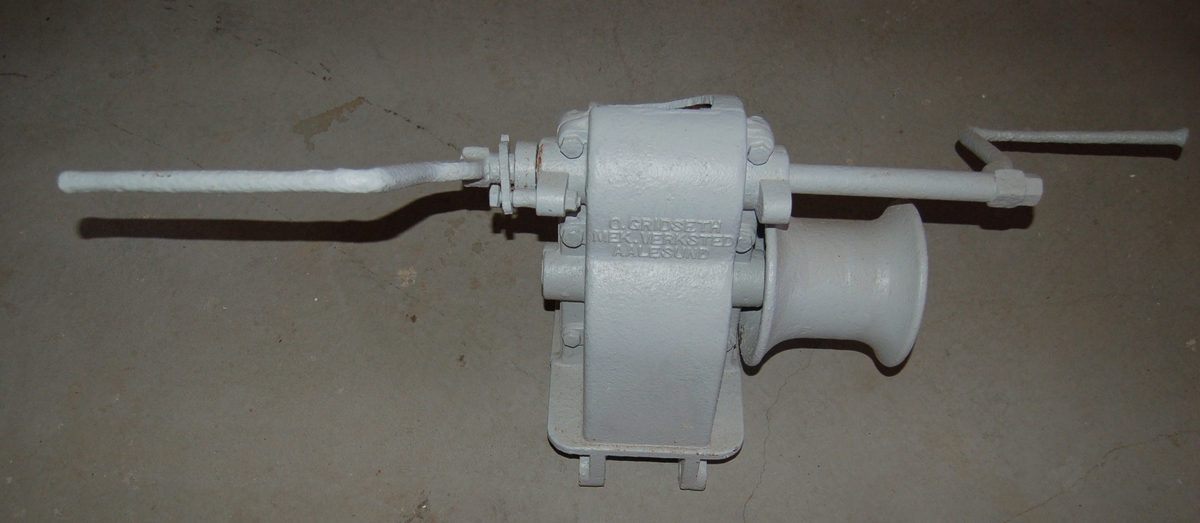 Mekanisk Kapstanvinsj med en horisontal trommel (kopp), tilrettelagt for to handsveiver til manuell drift.