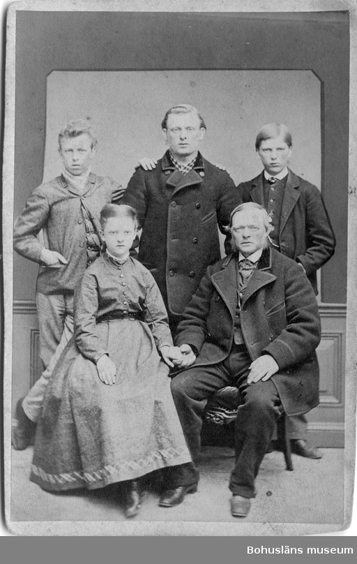 Mattias Larsson Stranne(f. 1817 d.1886) med sina barn James Stranne (f. 1846 d. 1879), Josephina (f.1849 d. 1929), Mauritz Leonard (f. 1854) och Edouard (f. 1851 d. 1925). Dottern Christina Anette (f. 1861 d. 1882) saknas på bilden. Familjen var bosatt i Fogelvik.