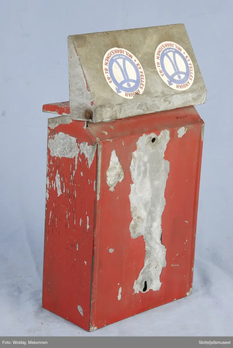 Rødmalt, merket "Brannstasjon". To klistremerker på lokket fra Miljøaksjonen 1981-83. Håndmalt.