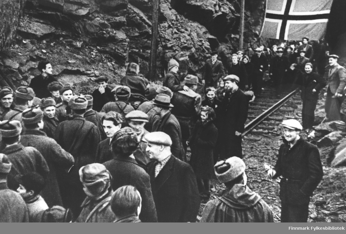 Russerne har frigjort Sør-Varanger, og folk flytter ut av gruven hvor de har bodd på slutten av krigen. Stedet er Bjørnevatn. Folk møter russiske soldater ved gruven.