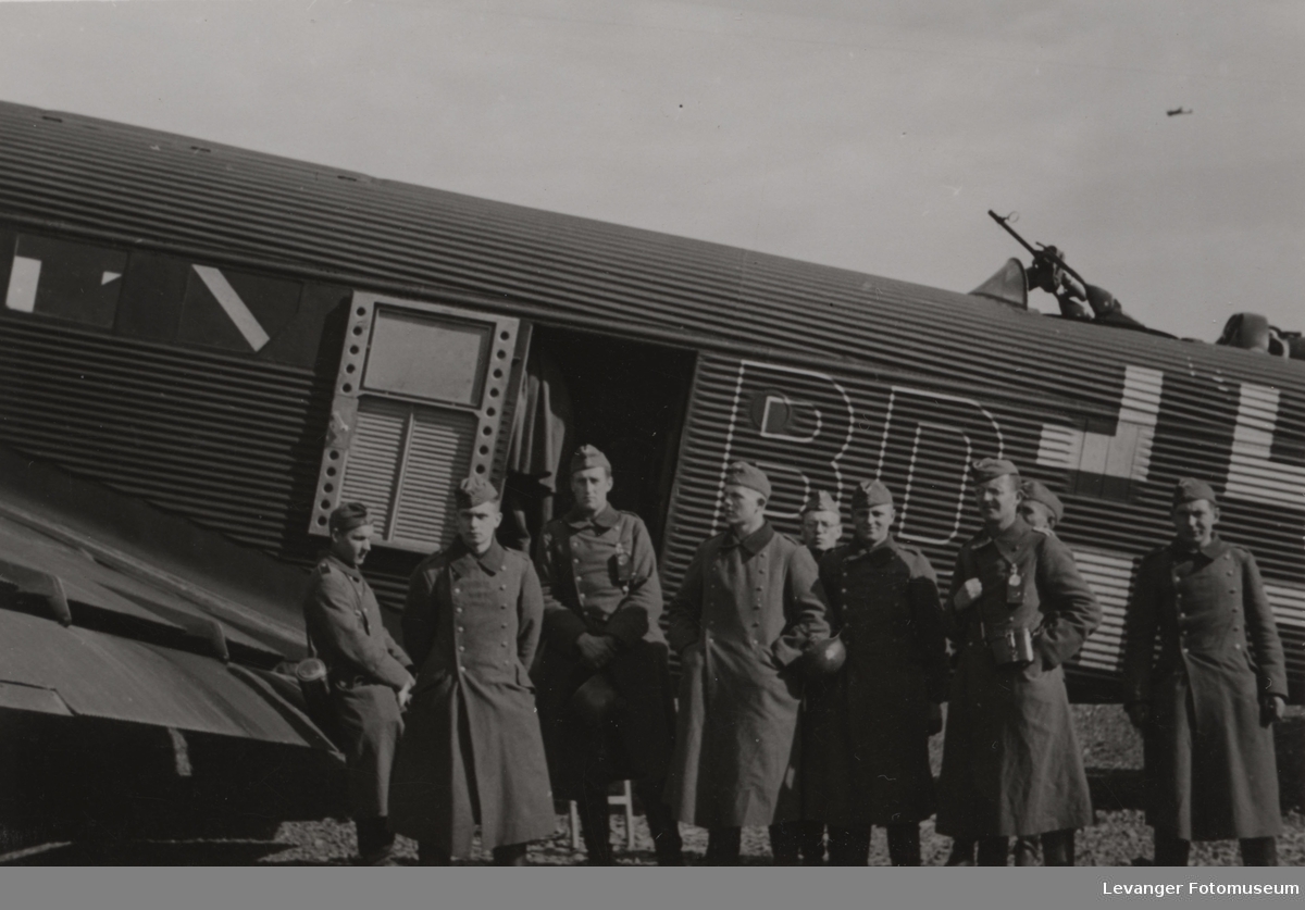 Tysk flymannskap før ombordstigning på en Junkers 52.