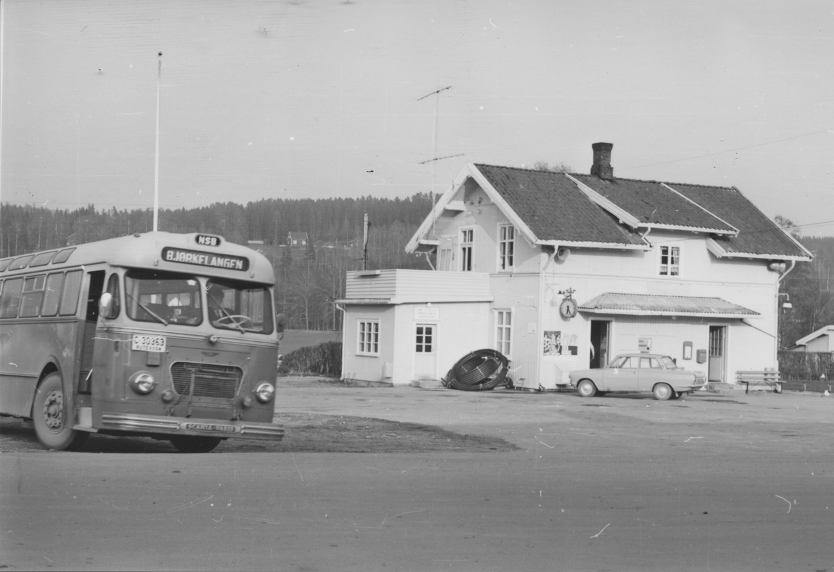 Fra Bjørkelangen stasjon noen år etter nedleggelsen. Aktive medlemmer i Urskog-Hølandsbanen har lånt lastebil av NSB og samler inn gjenstander fra stasjoner langs den nedlagte banen.