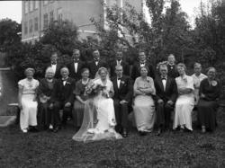 Bryllupsbilde med familie