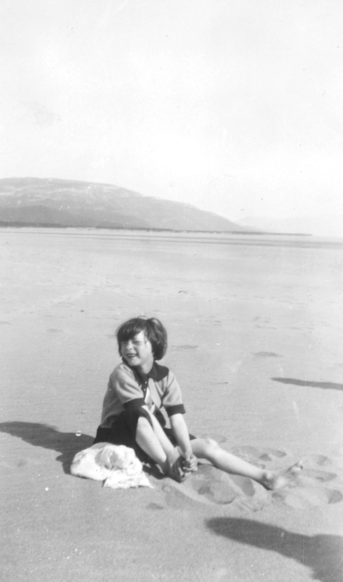 Anna Andersen, også kalt Lille Anna, sitter på stranden i Rustefjelbma ...