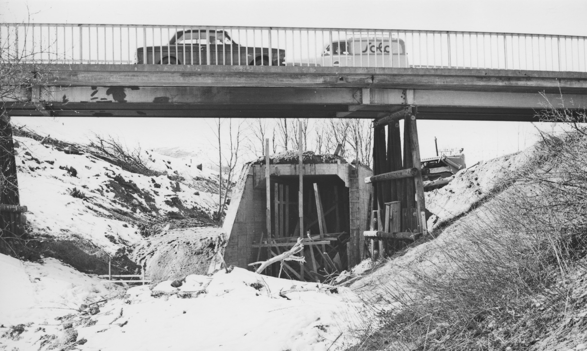 Tønsberg tunnel er ferdig støpt. Den gamle riksvegbroen i forgrunnen ble revet i 1968.