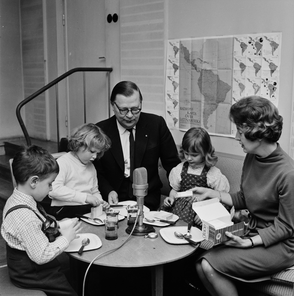 Radiotjänst - Gösta Knutsson med några barn, Uppsala 1962