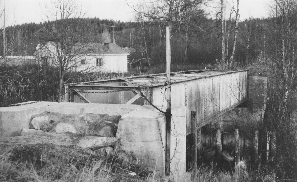 Fra stasjonsområdet på Bjørkelangen åtte år etter Urskog-Hølandsbanens nedleggelse. Broen på sidesporet til Eidsverket.