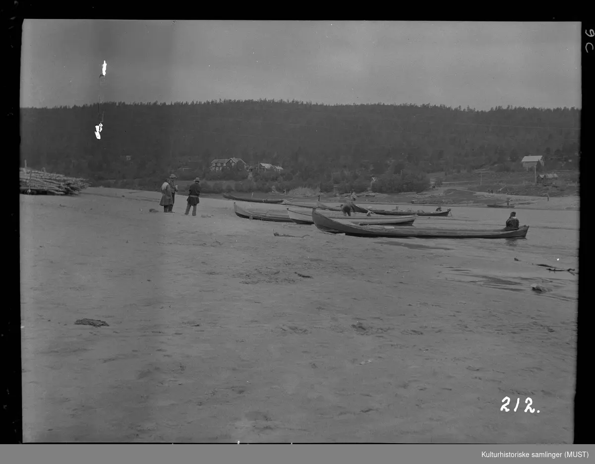 Samer ved elvebåtene på stranden i Karasjok.
