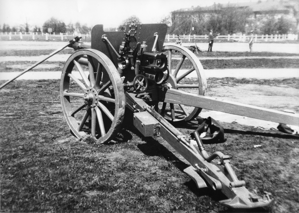 Kanon m/1902-33. 7,5 cm. A 6, kasernerna i bakgrunden.