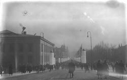 gate pyntet til kronprinsbryllup, issøyler, flagg, mennesker